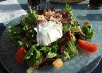 Salade a la Lyonnaise - Lyons Style Salad - TheRecipe.Website