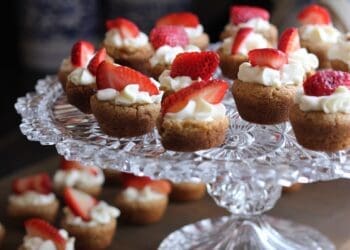 Strawberry and Cream Cupcakes Recipe - TheRecipe.Website